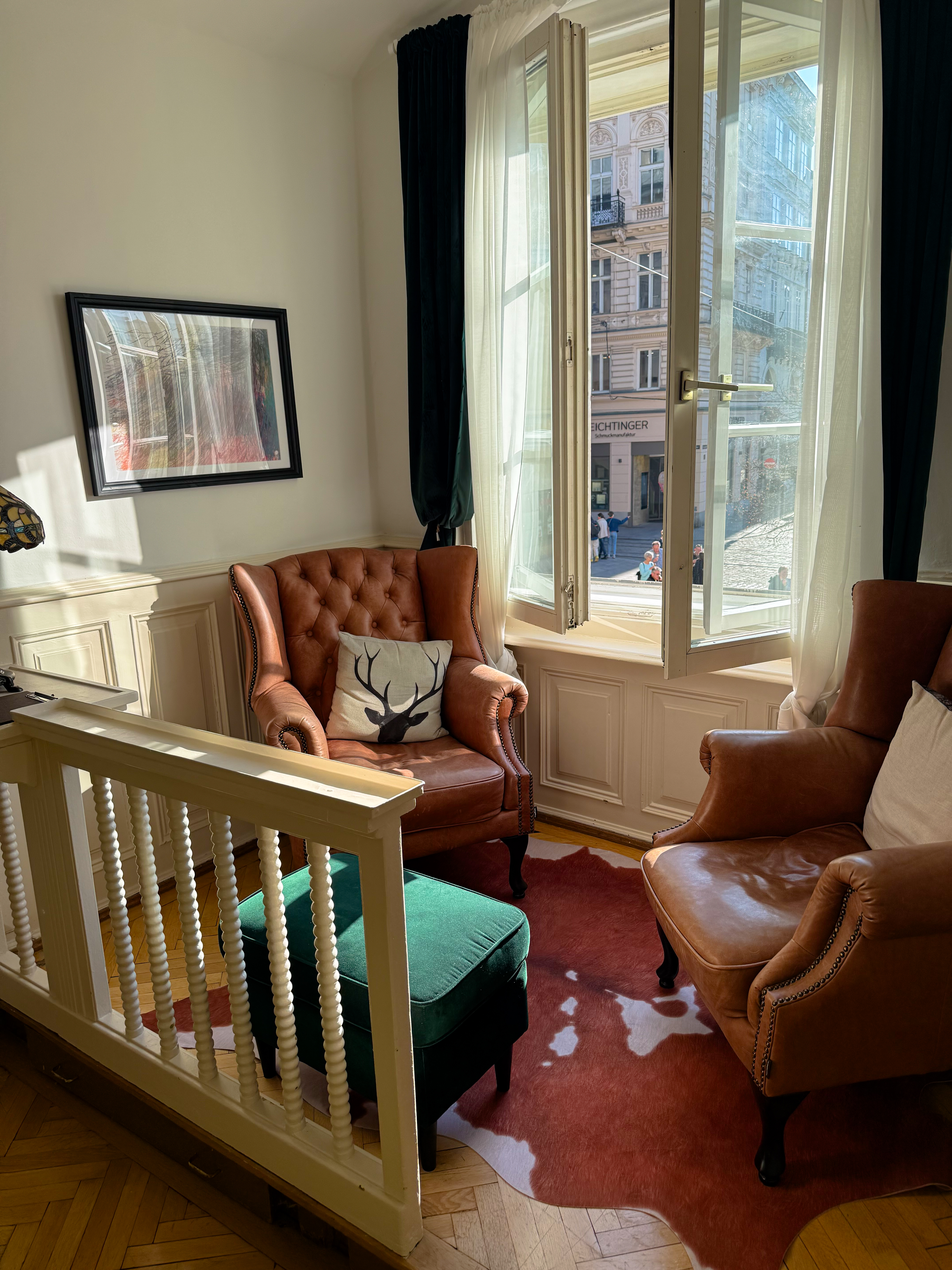 Gemütliche Sitzecke am Fenster